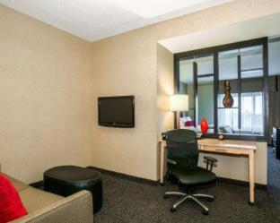 VIP King Suite - Non-Smoking - Photo 14