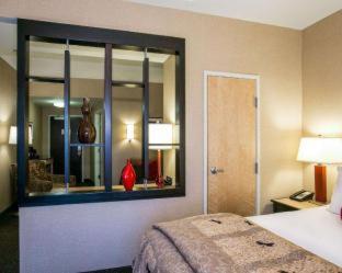 VIP King Suite - Non-Smoking - Photo 12