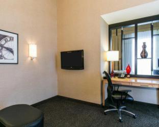 VIP King Suite - Non-Smoking - Photo 3