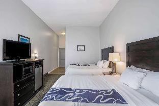 Double Room with Tub with Grab Bars - Mobility/Hearing Accessible/Non-Smoking - Photo 1