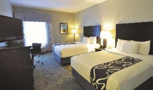 Double Room with Tub with Grab Bars - Mobility/Hearing Accessible/Non-Smoking - Photo 2