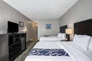 Deluxe Executive King Apartment with Tub with Grab Bars - Mobility and Hearing Access/Non-Smoking photo 2