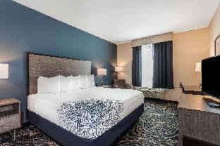 Standard Room with Two Queen Beds photo 3
