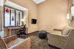 King Suite with Roll-In Shower - Mobility/Hearing Accessible - Non-Smoking - Photo 3