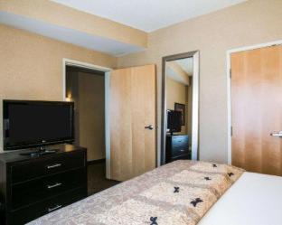 King Suite with Roll-In Shower - Mobility/Hearing Accessible - Non-Smoking - Photo 5