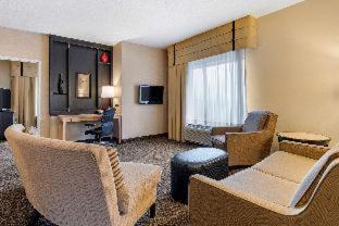 One King Bed One-Bedroom Accessible Corner Suite - Non-Smoking - Photo 9