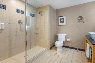 One King Bed One-Bedroom Accessible Corner Suite - Non-Smoking - Photo 7
