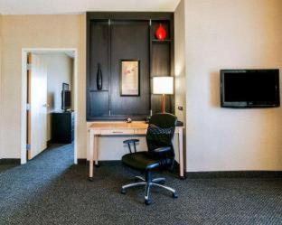 One King Bed One-Bedroom Accessible Corner Suite - Non-Smoking - Photo 6