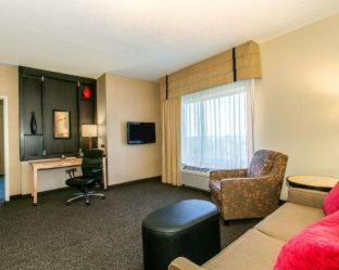 One King Bed One-Bedroom Accessible Corner Suite - Non-Smoking - Photo 5
