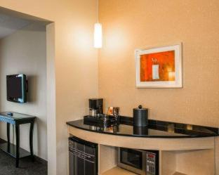One King Bed One-Bedroom Accessible Corner Suite - Non-Smoking - Photo 4