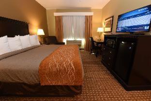One-Bedroom Suite with Three Queen Beds and Kitchen - Non-Smoking - Photo 1