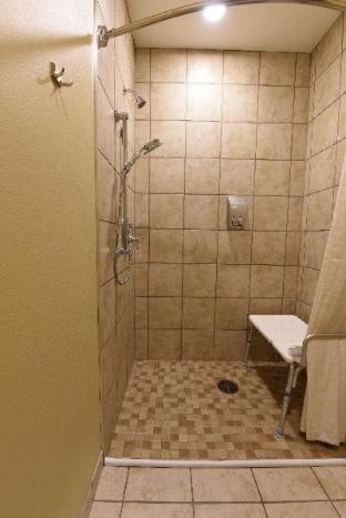 One-Bedroom Suite with Three Queen Beds and Kitchen - Non-Smoking - Photo 3