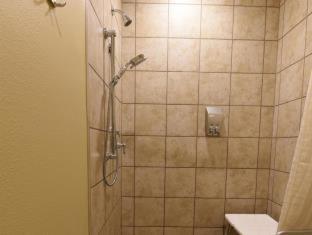 One-Bedroom Suite with Three Queen Beds and Kitchen - Non-Smoking - Photo 2