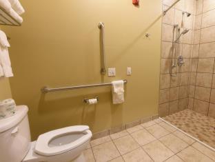 One-Bedroom Suite with Three Queen Beds and Kitchen - Non-Smoking - Photo 7