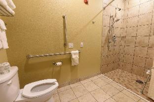 One-Bedroom Suite with Three Queen Beds and Kitchen - Non-Smoking - Photo 6