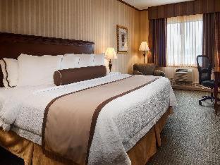 Queen Room with Roll-In Shower - Mobility Access - Photo 7