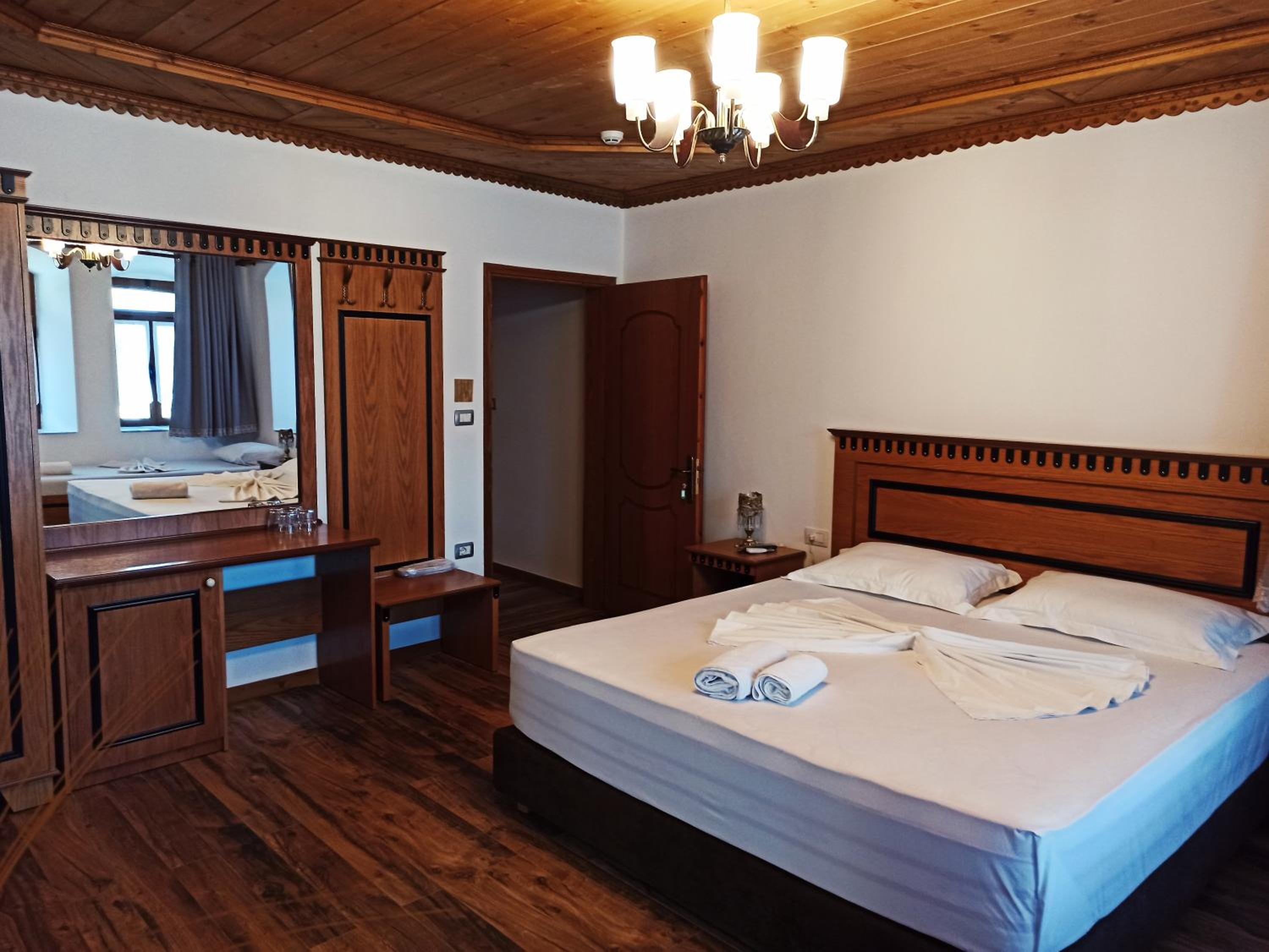 Superior Double or Twin Room with Pool View photo 3