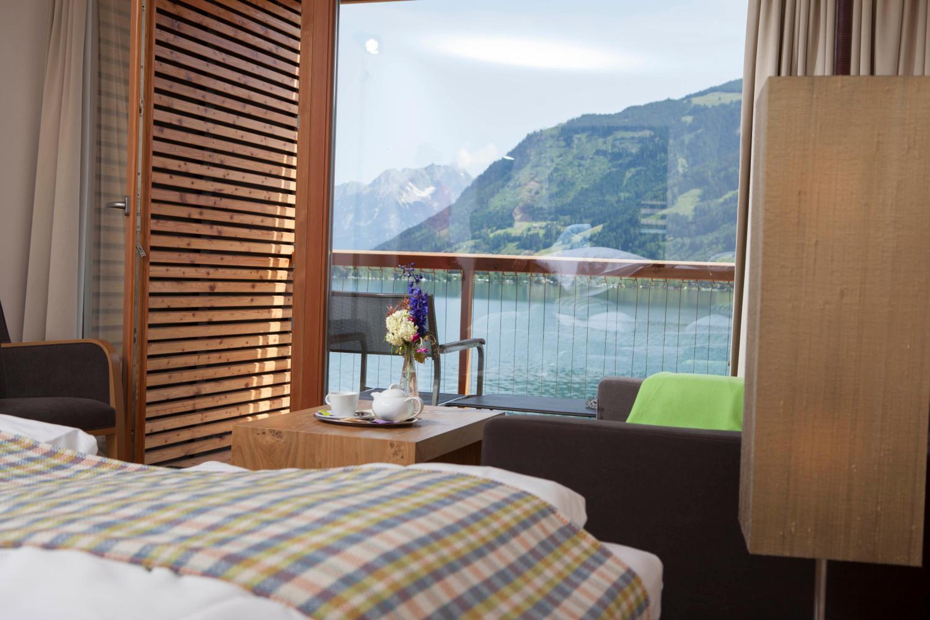 Standard Double Room with Lake View - Photo 8