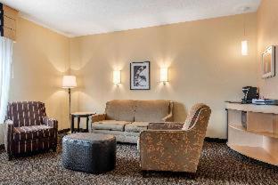 King Suite - Non-Smoking - Photo 5