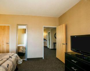 King Suite - Non-Smoking - Photo 2