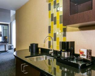 Queen Room with Two Queen Beds and Roll-In Shower - Mobility/Hearing Accessible - Non-Smoking - Photo 10