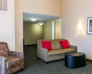 Queen Room with Two Queen Beds and Roll-In Shower - Mobility/Hearing Accessible - Non-Smoking - Photo 9