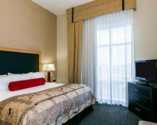 Queen Room with Two Queen Beds and Roll-In Shower - Mobility/Hearing Accessible - Non-Smoking - Photo 8
