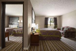 King Suite - Non-Smoking photo 1