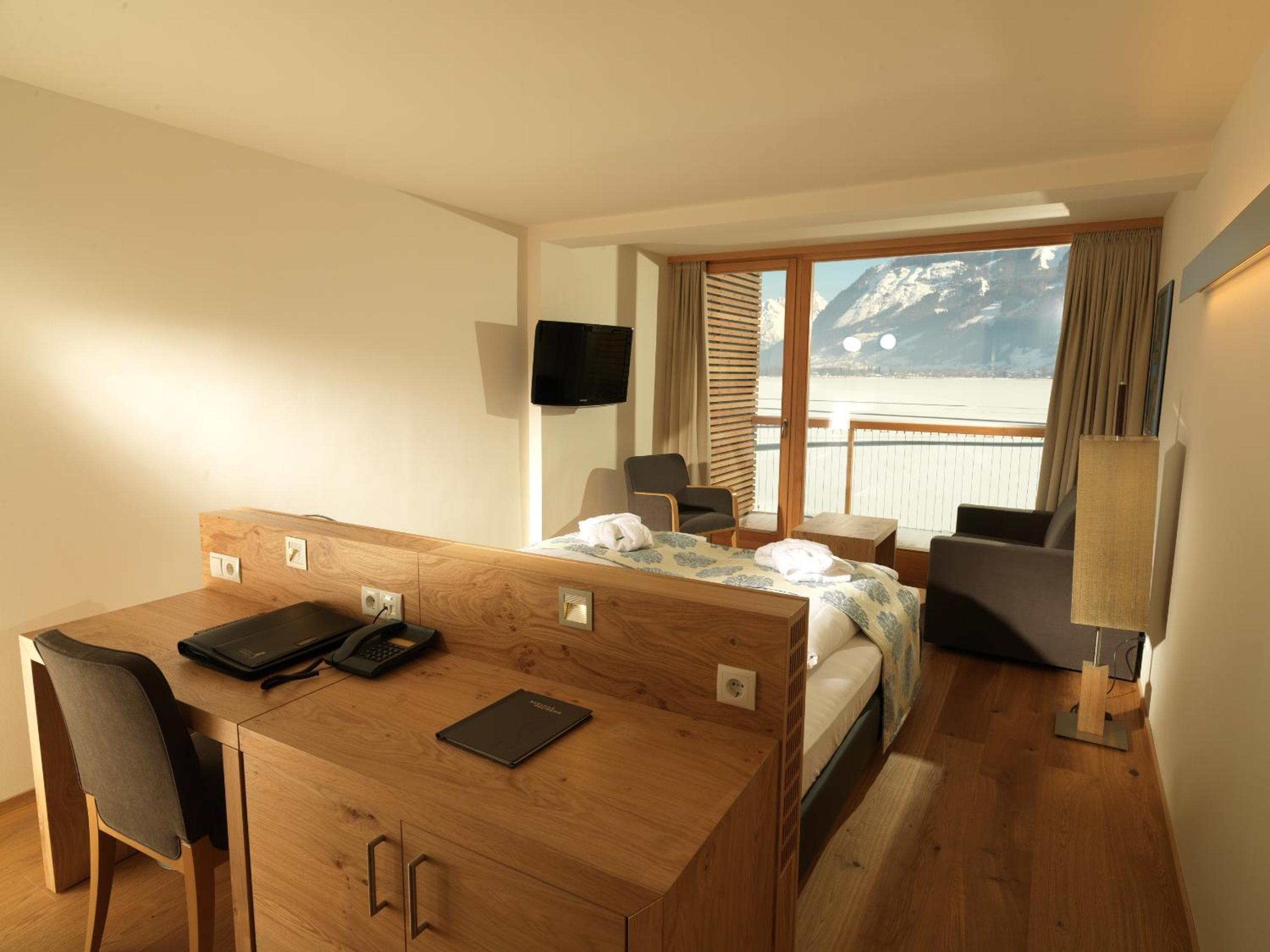 Standard Double Room with Lake View - Photo 1