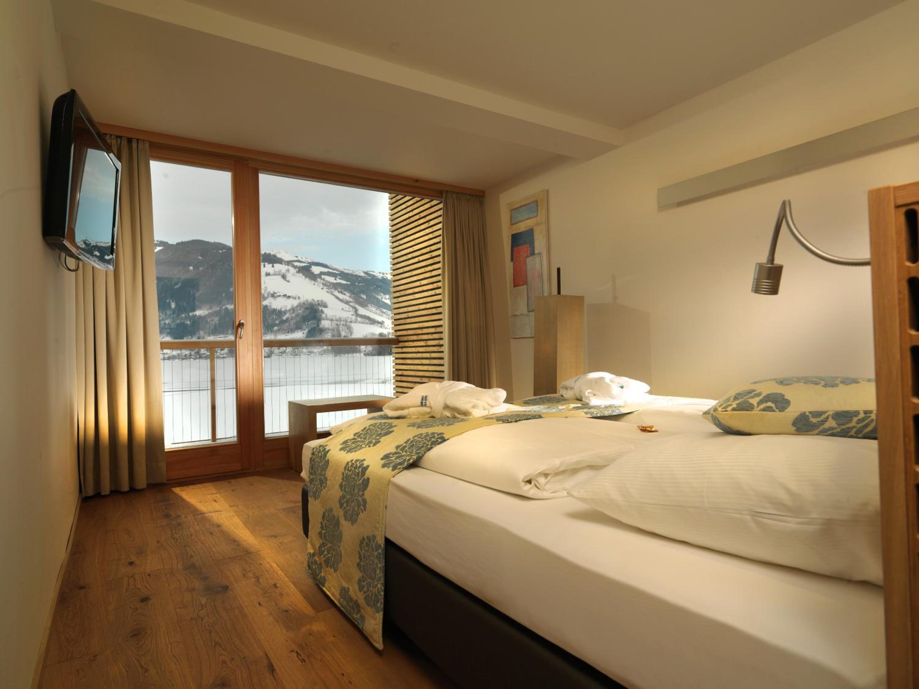 Standard Double Room with Lake View - Photo 2