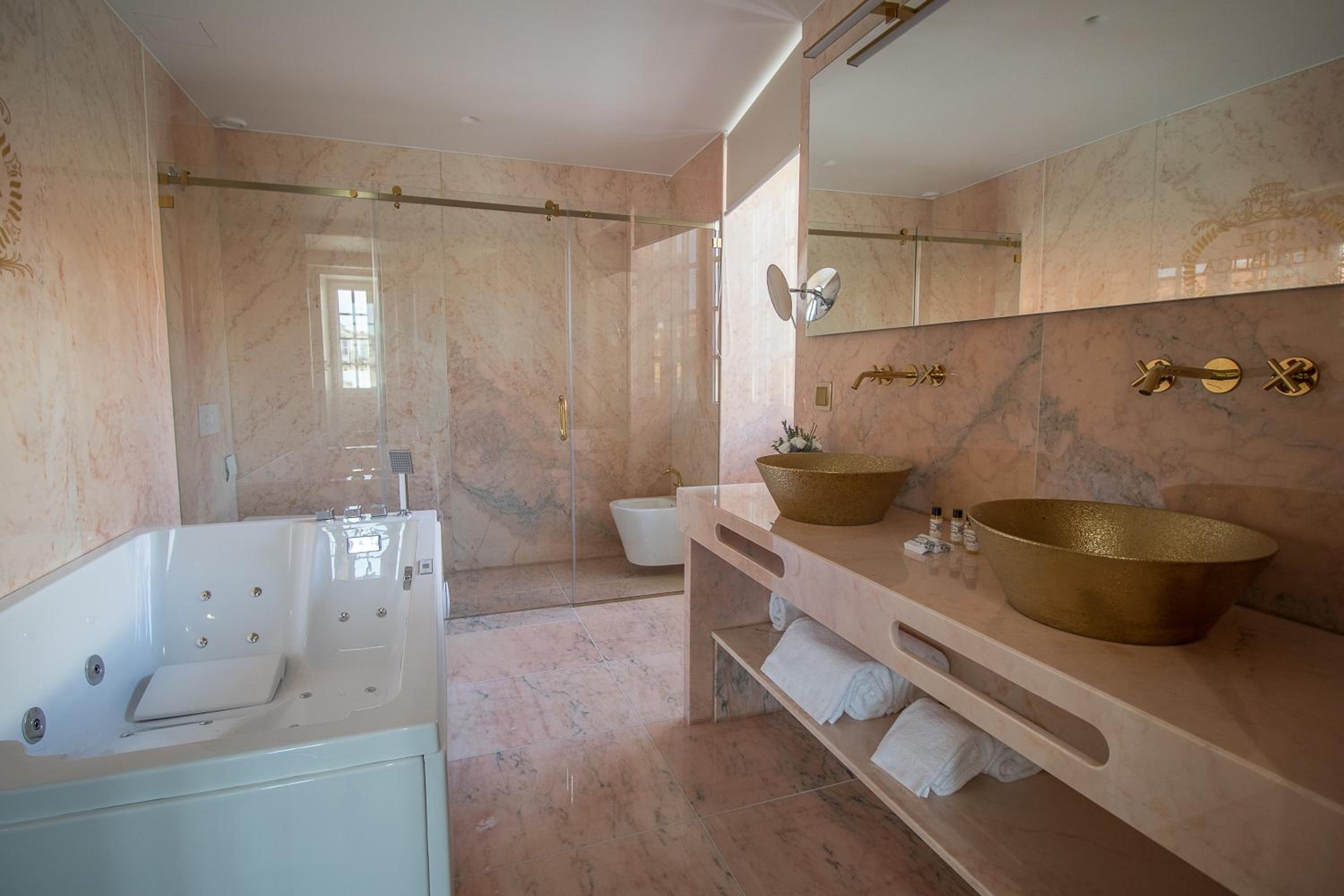 Suite - Photo 2