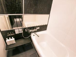 Standard Twin Room with Sofa and Shared Bathroom thumbnail 6