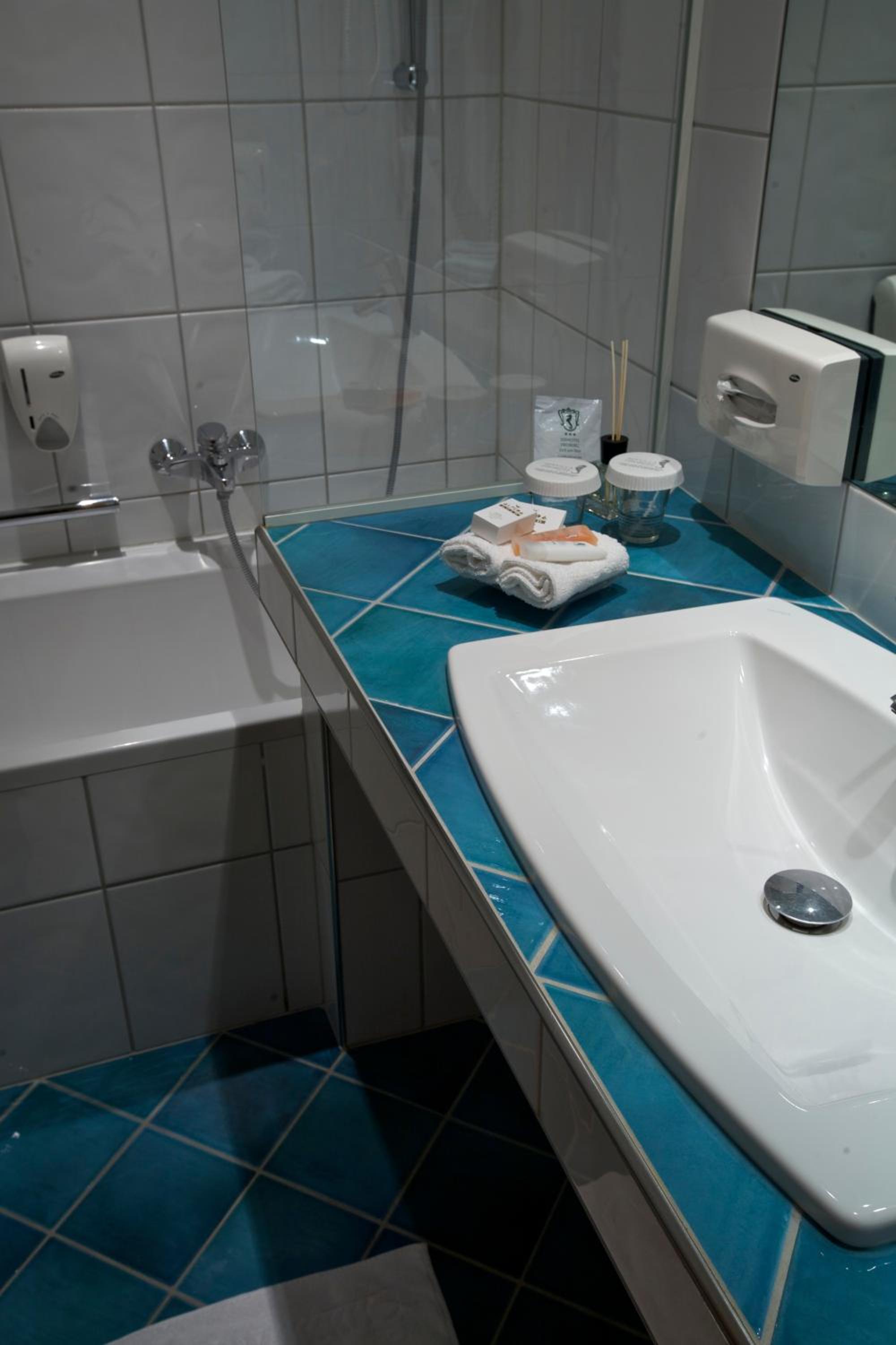 Superior Double Room with Lake View - Photo 4