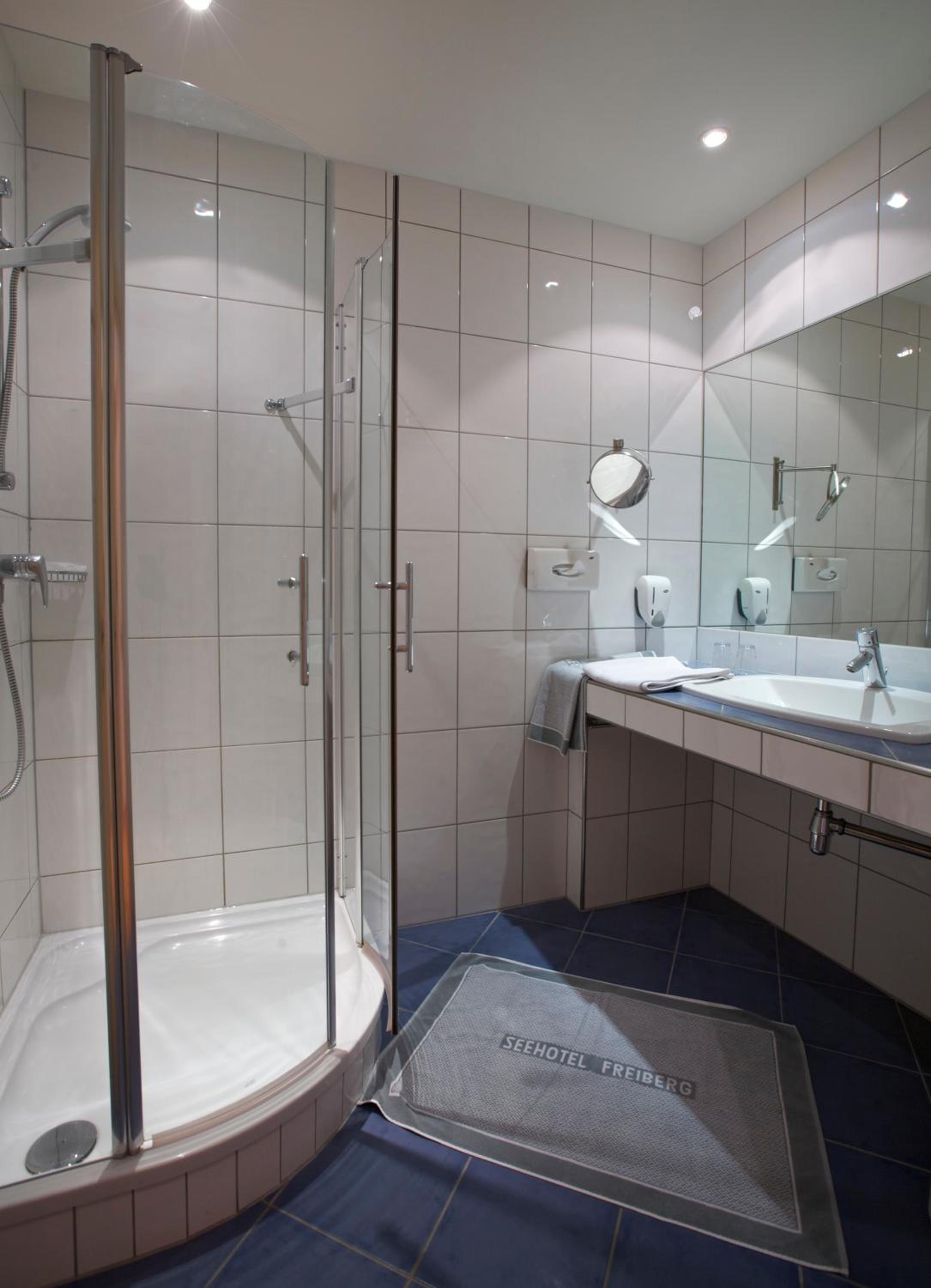 Superior Double Room with Lake View - Photo 7