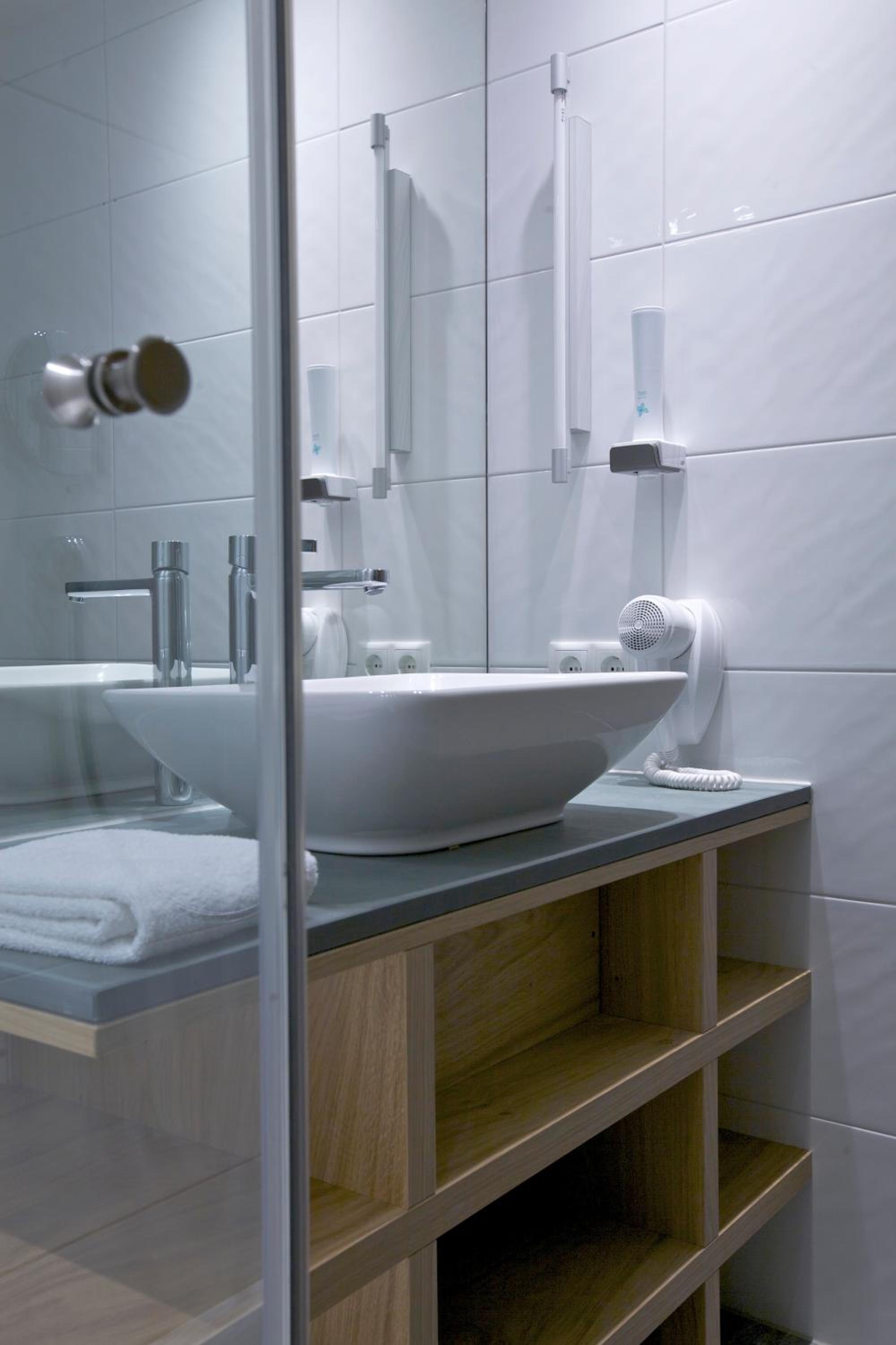 Standard Double Room with Lake View - Photo 4
