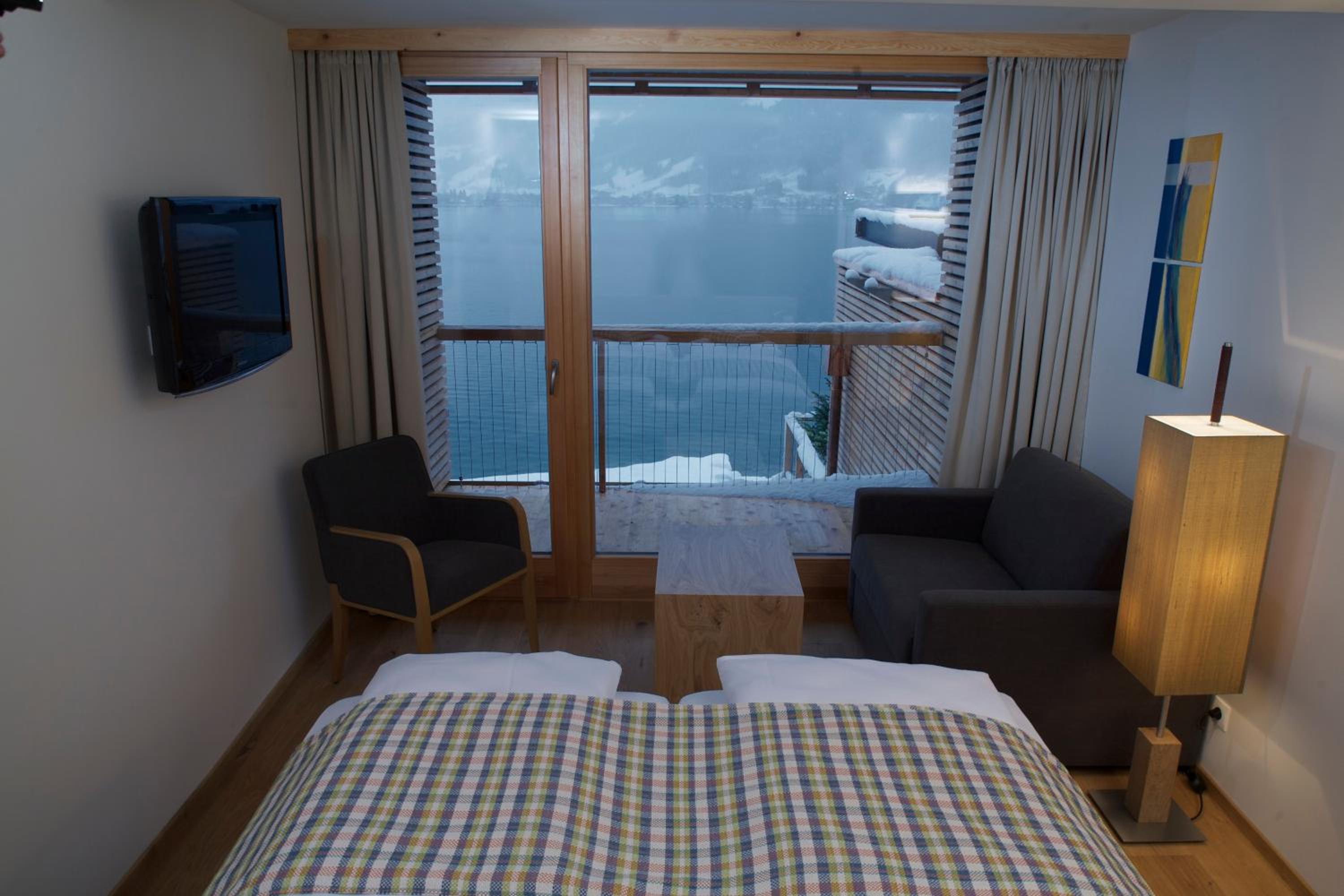 Standard Double Room with Lake View - Photo 6