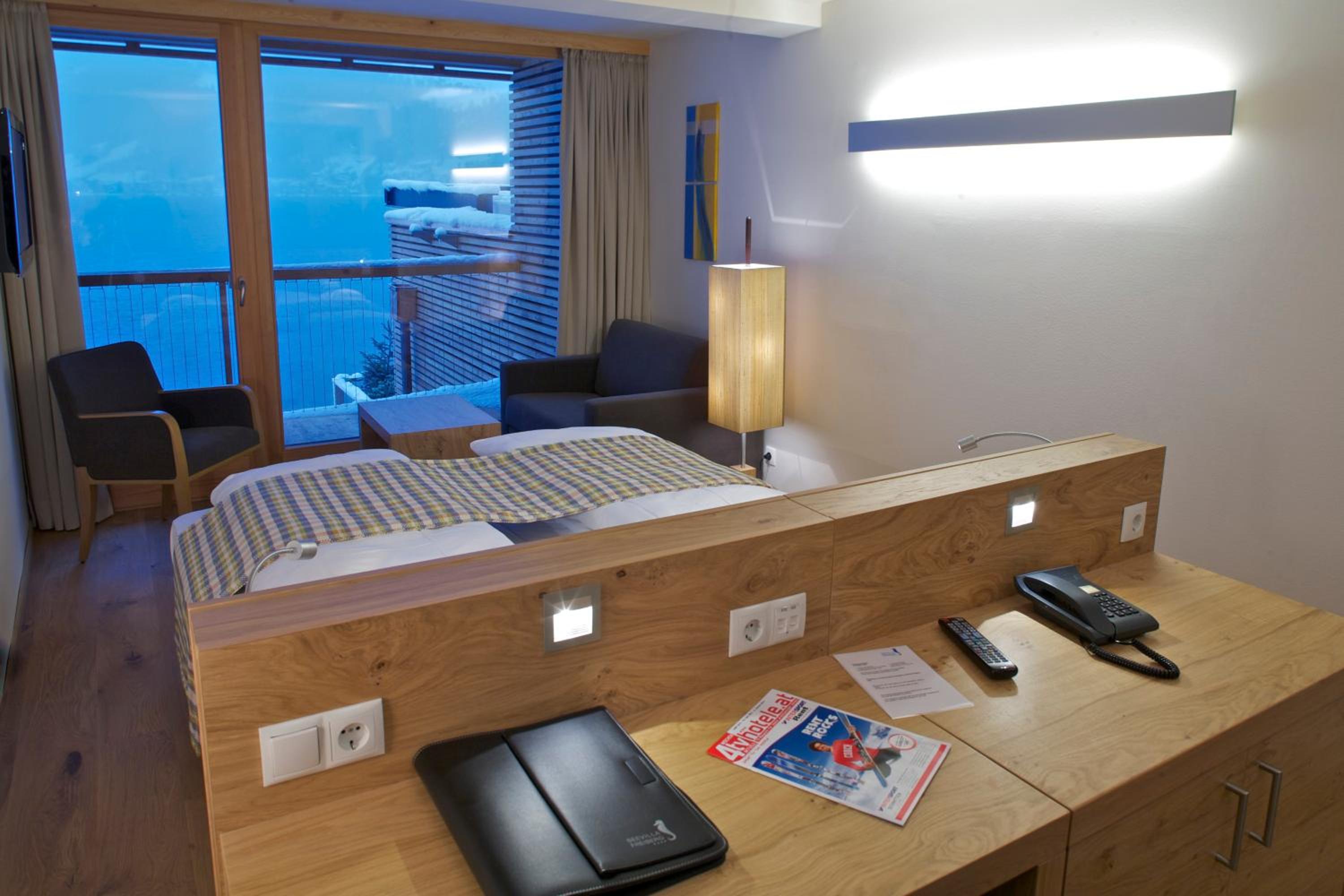 Standard Double Room with Lake View - Photo 3