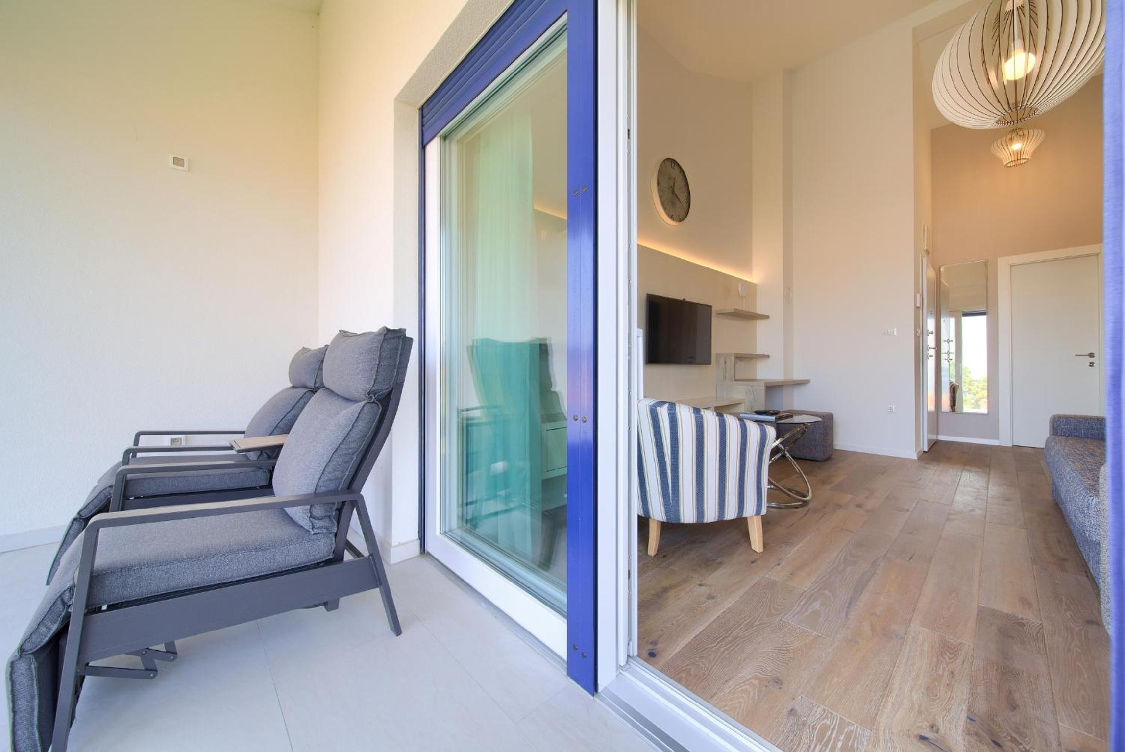 Apartment with Terrace - Photo 8