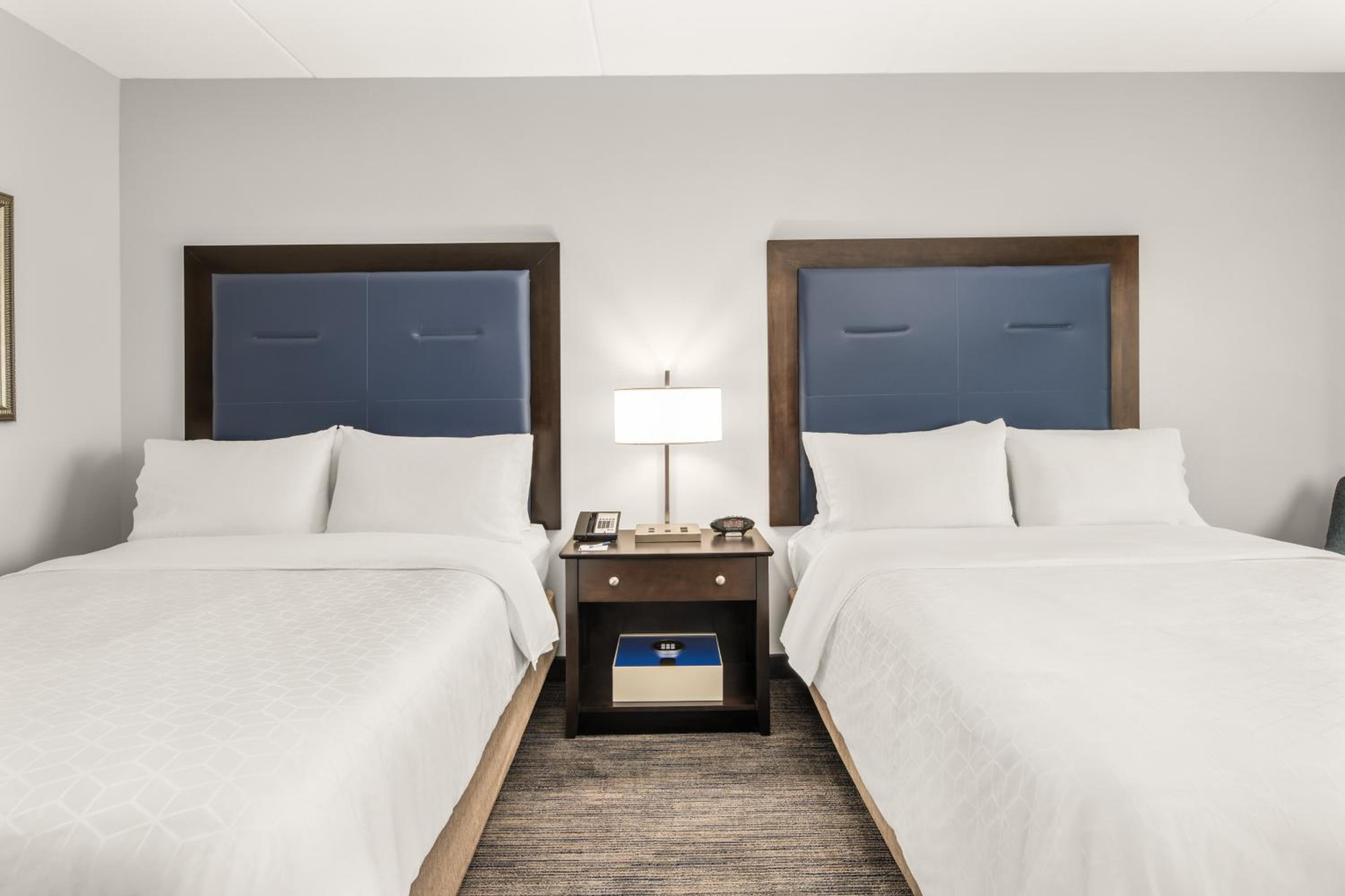 Standard Room with Two Queen Beds - Photo 3