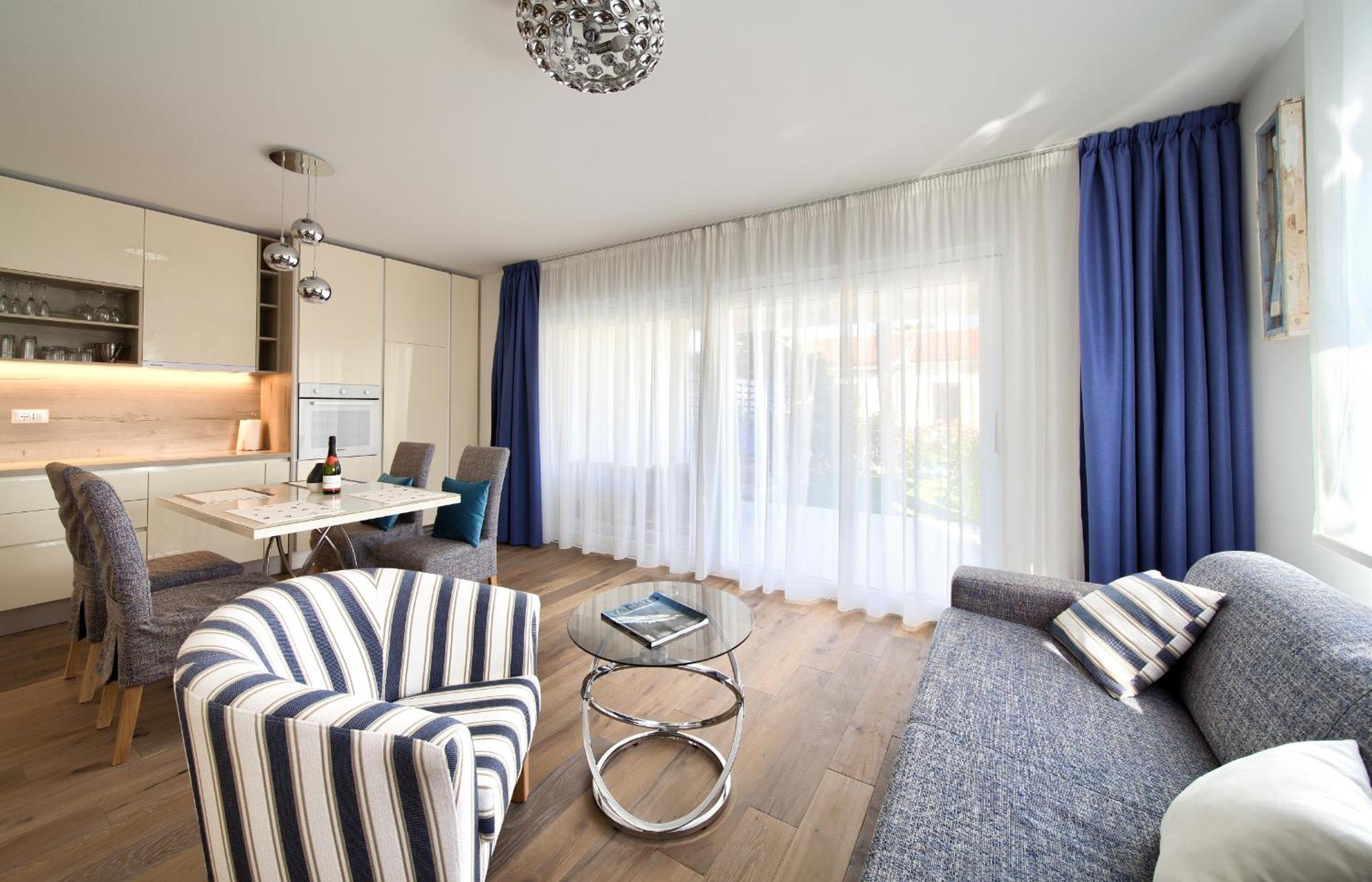 Apartment with Terrace - Photo 2