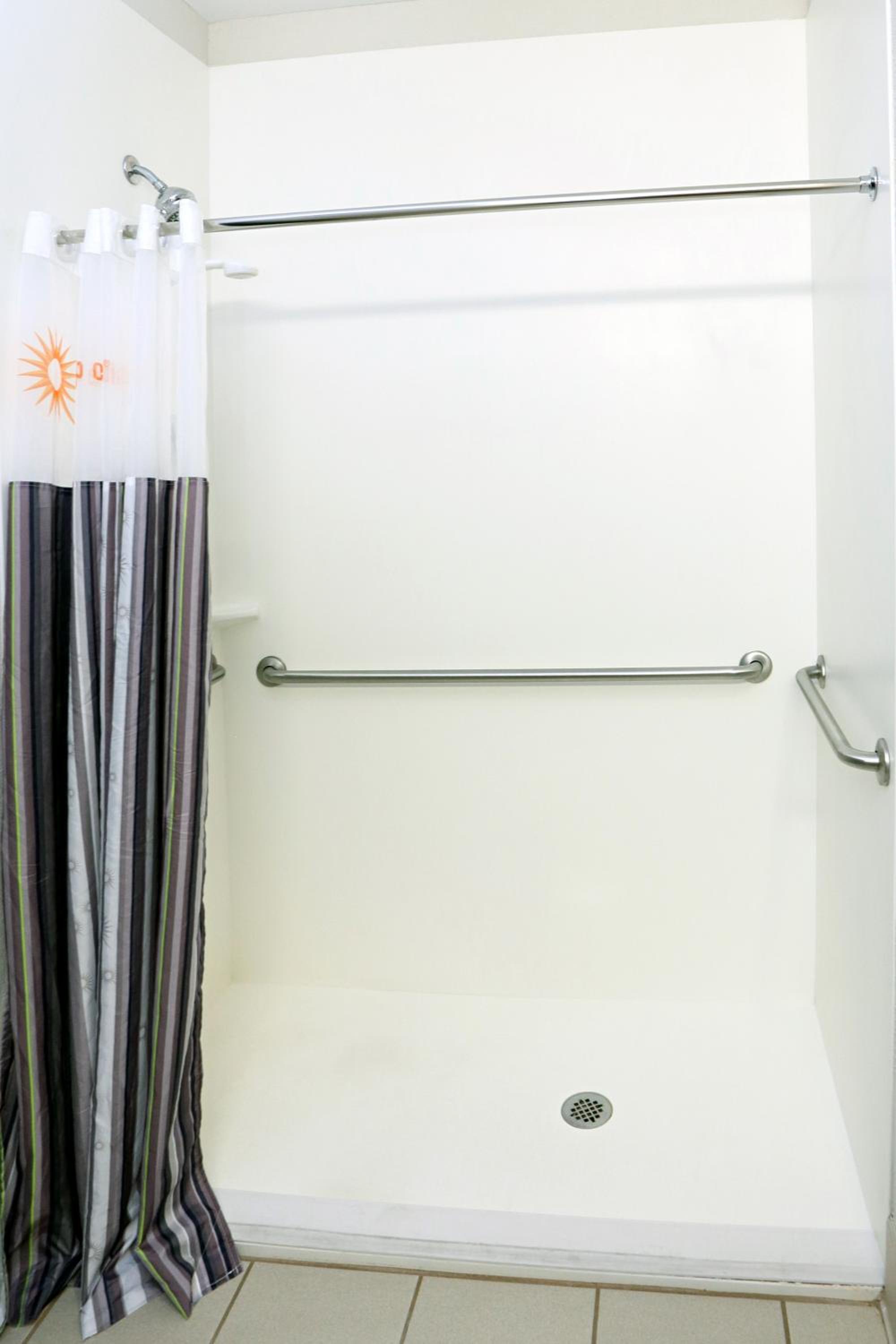 Deluxe King Room with Mobility/Hearing Impaired Access - Non-Smoking - Photo 4
