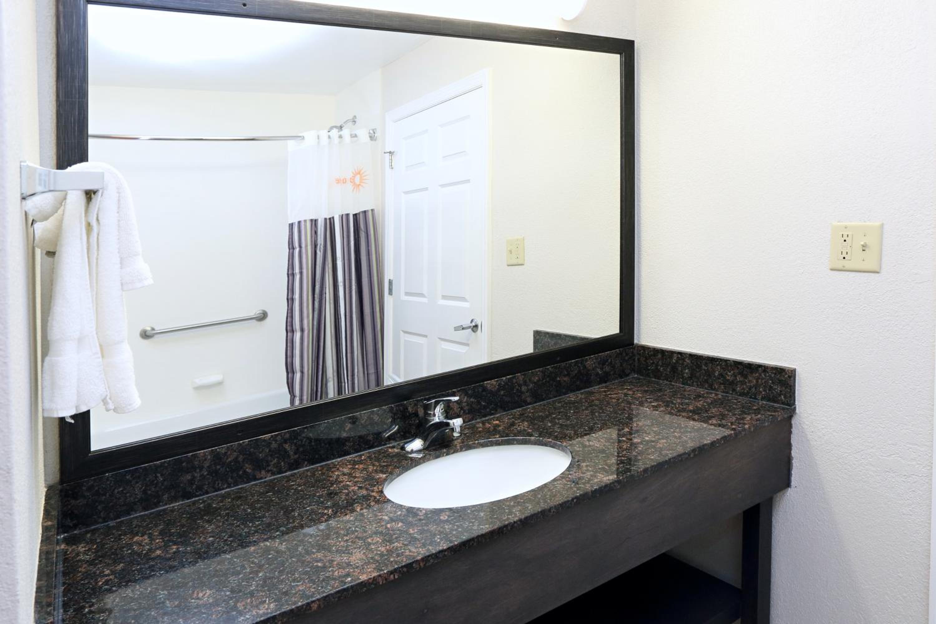 Deluxe King Suite with Mobility/Hearing Impaired Access - Non-Smoking photo 2