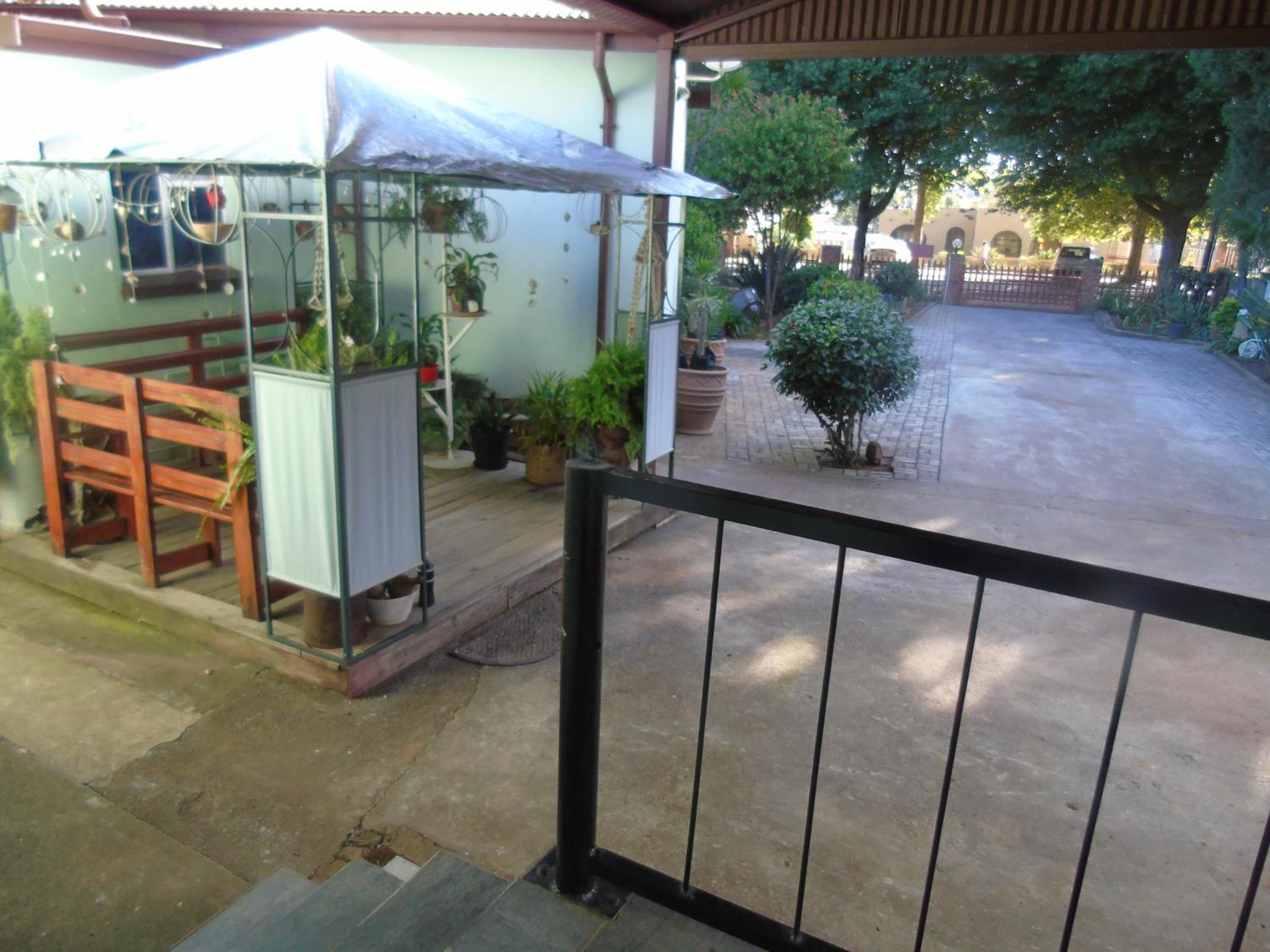 One-Bedroom Apartment - Photo 2