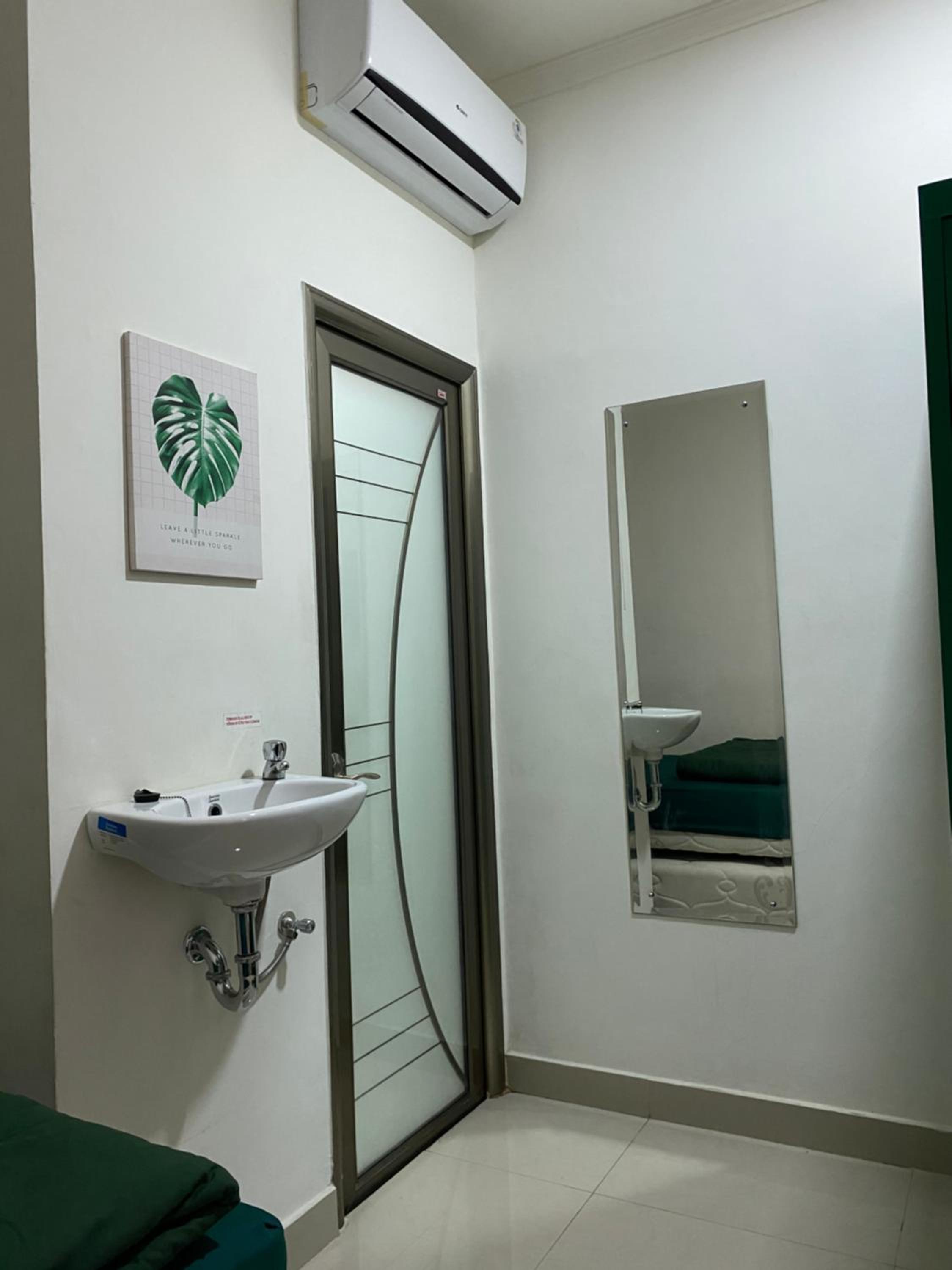 Economy Twin Room - Photo 3