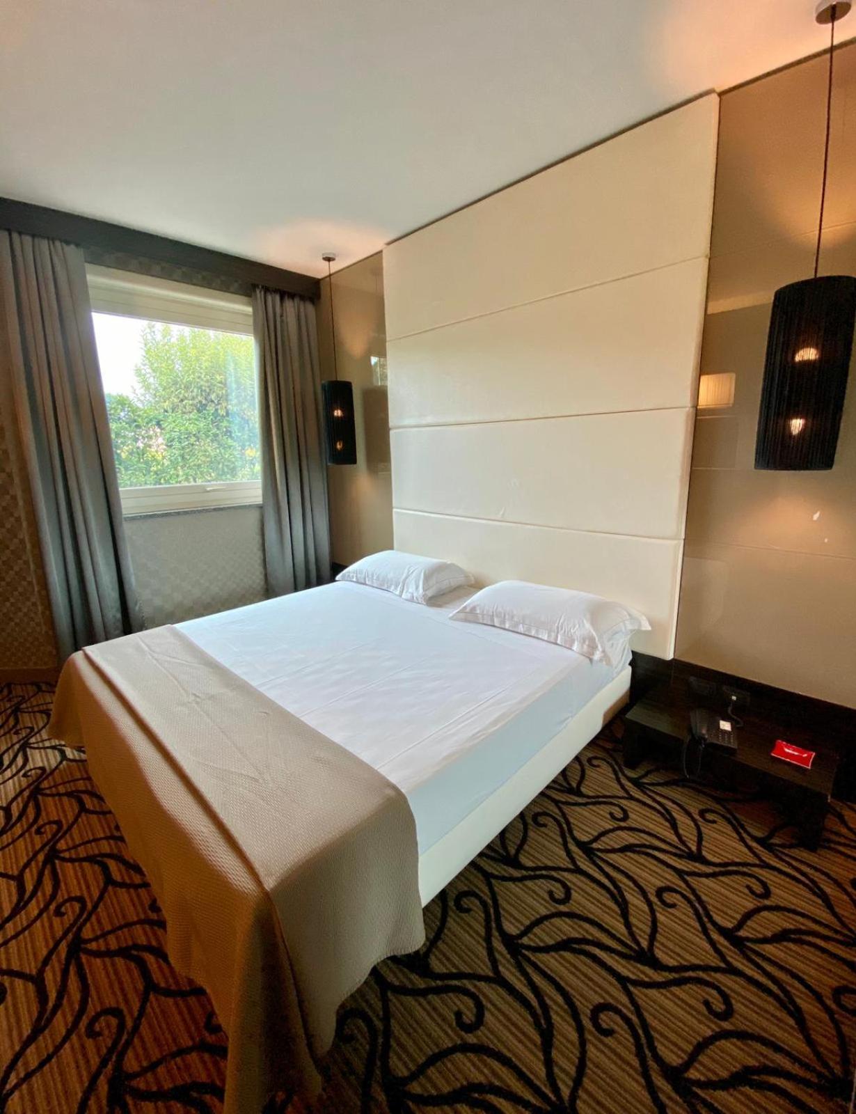 Standard Double Room - Photo 11