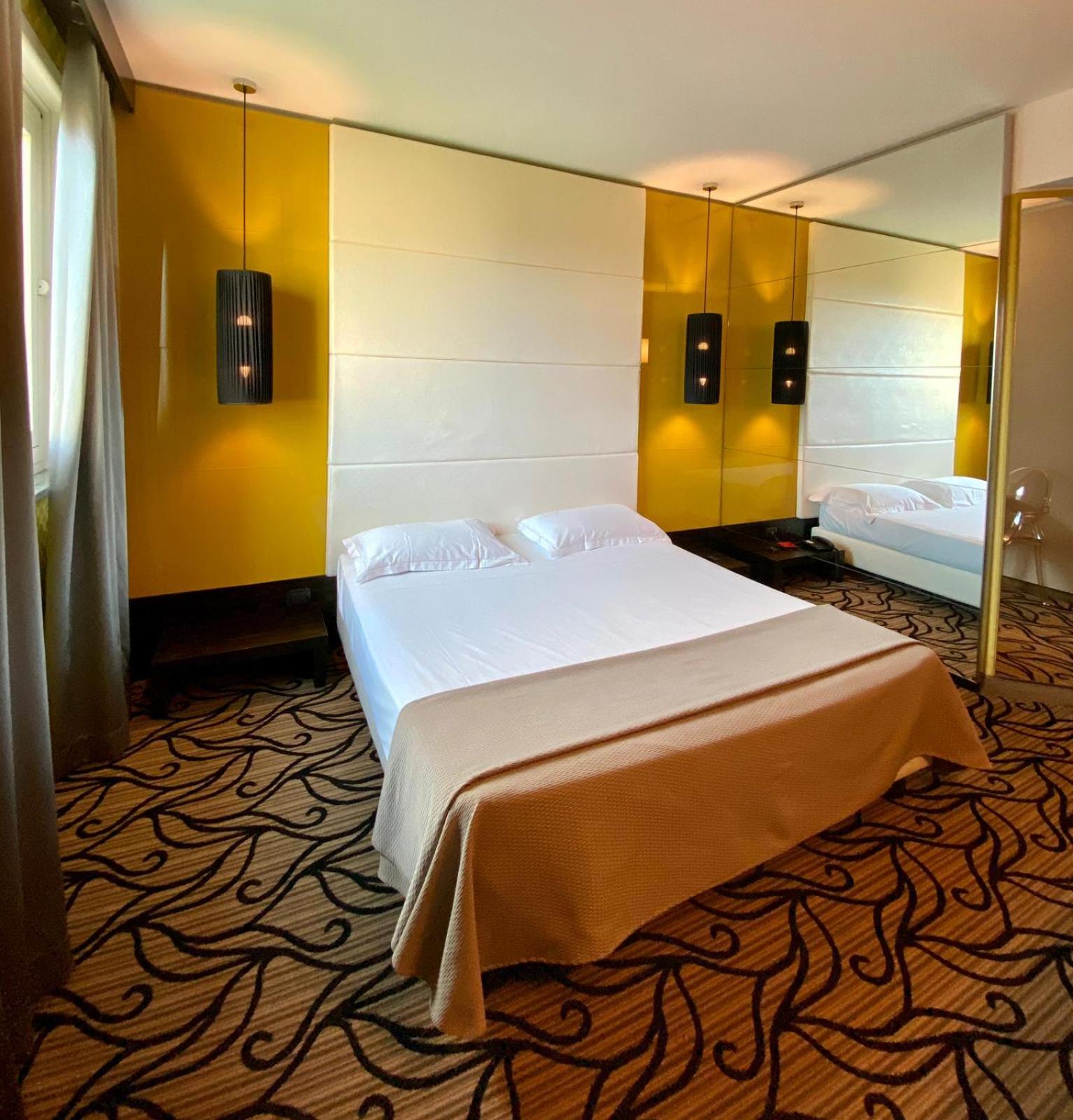 Standard Double Room - Photo 9