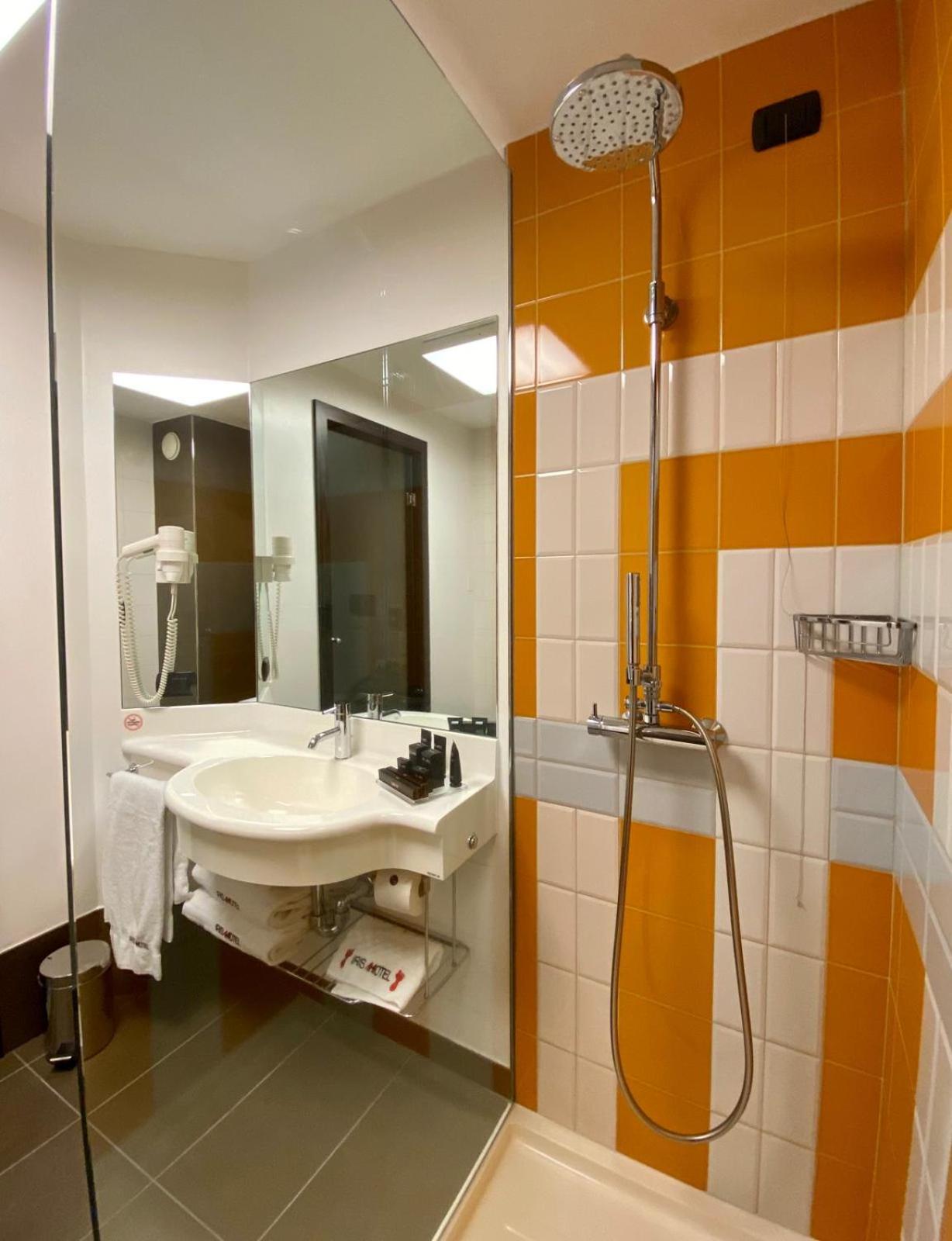 Standard Double Room - Photo 13
