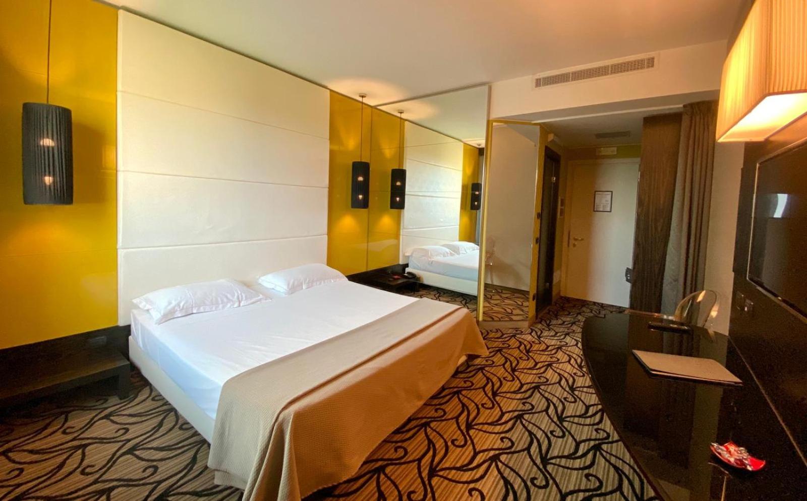 Standard Double Room - Photo 16
