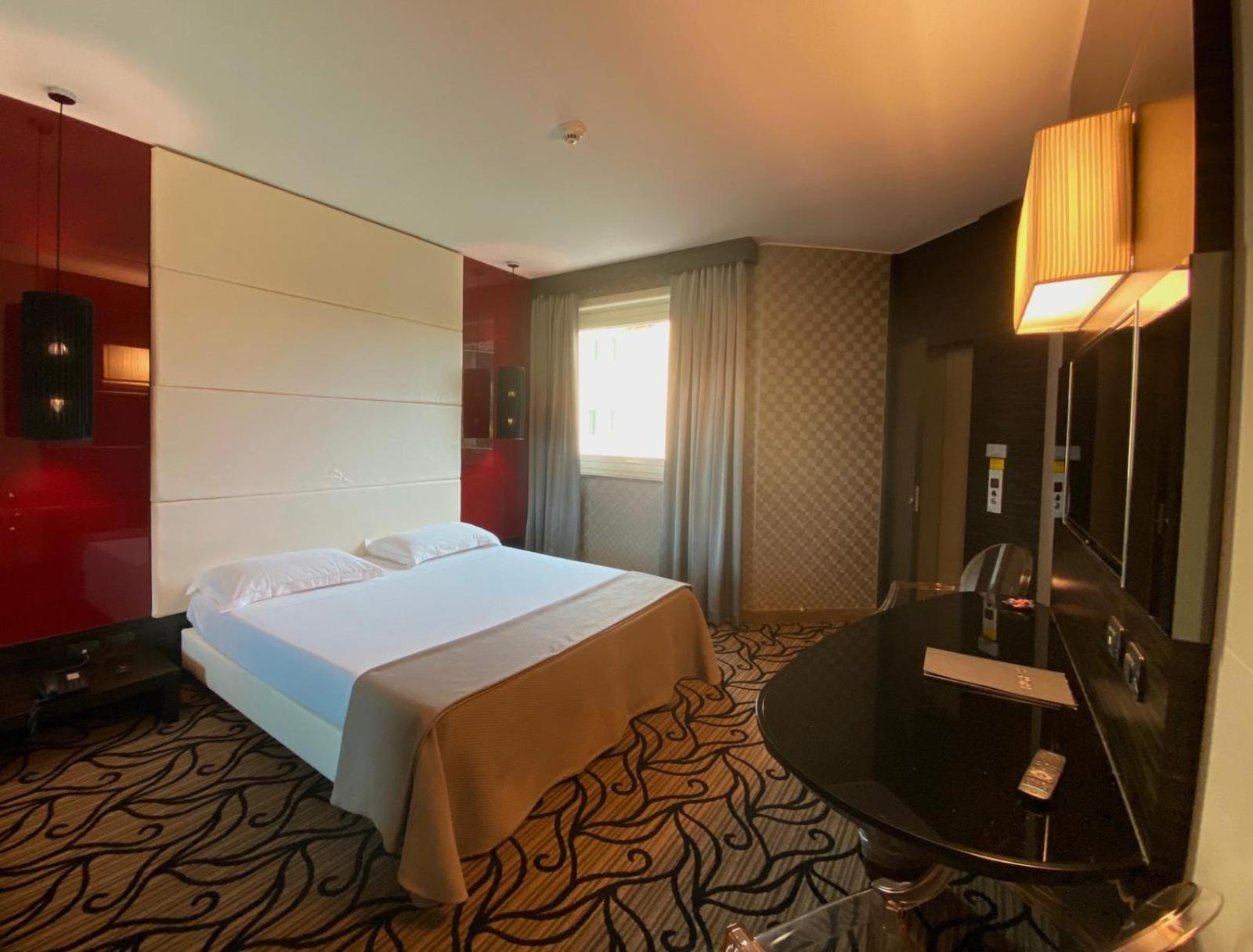 Standard Double Room - Photo 17