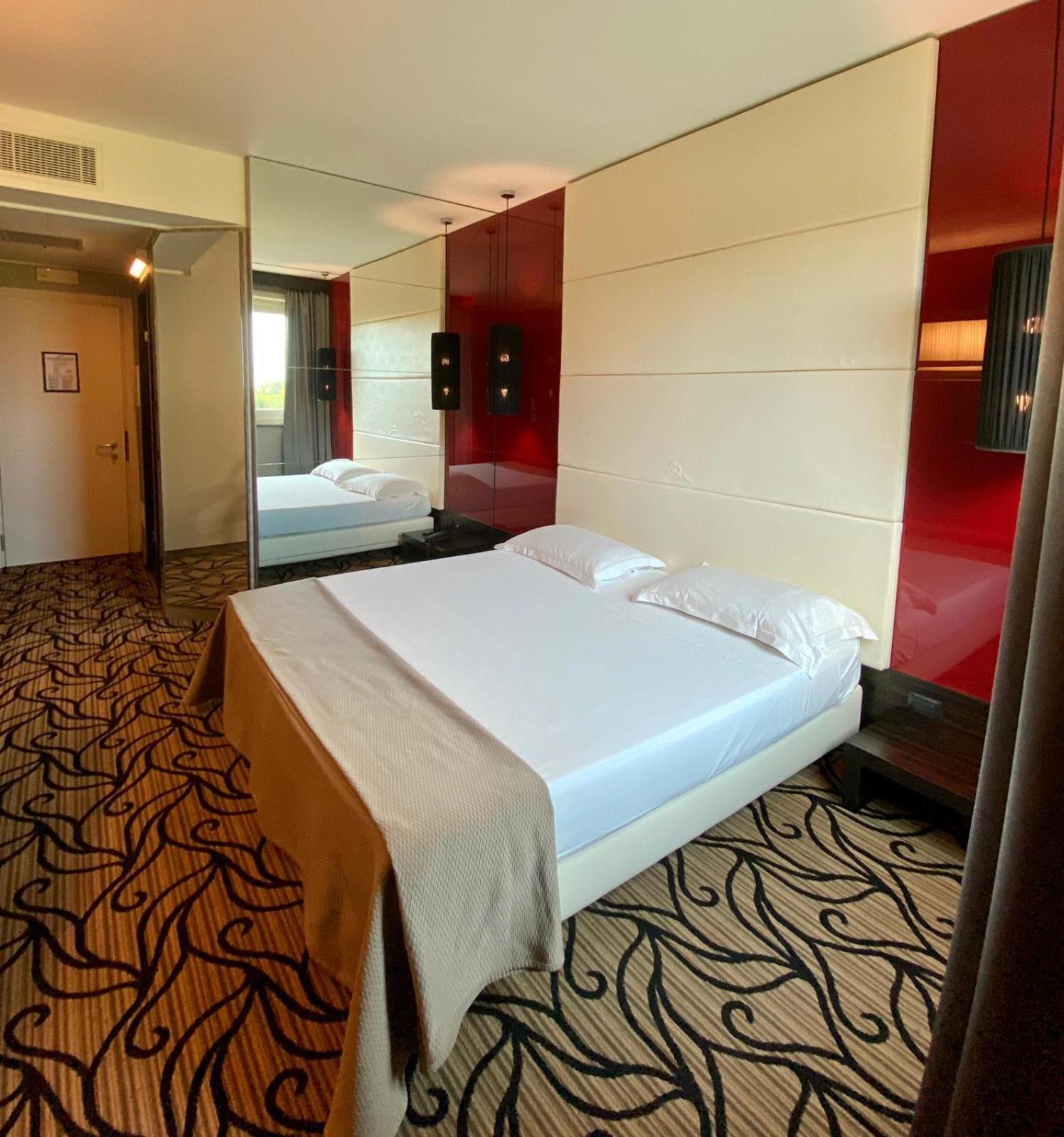 Standard Double Room - Photo 18